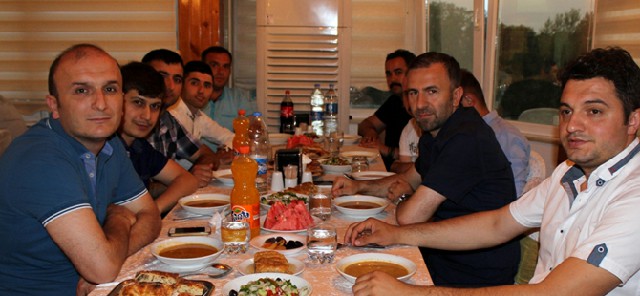 ak-parti-ilce-teskilati-iftarda-bulustu-004.JPG