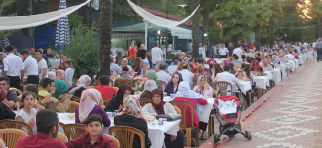 ak-partiden-bafrada-iftar.jpg