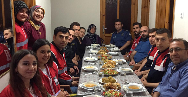 alacam-genc-kizilayi-sehit-ailesiyle-iftarda-bulustu-2.jpg