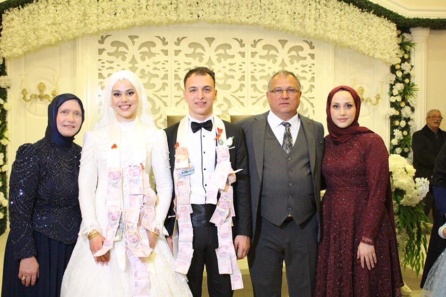 aleyna-ve-selamet-nacak-cifti-dunya-evine-girdi-1.jpg