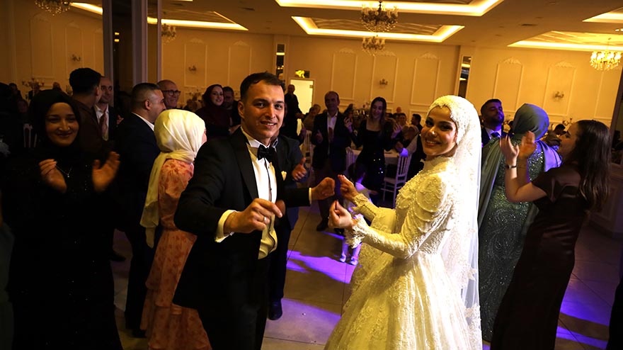 aleyna-ve-selamet-nacak-cifti-dunya-evine-girdi-13.jpg