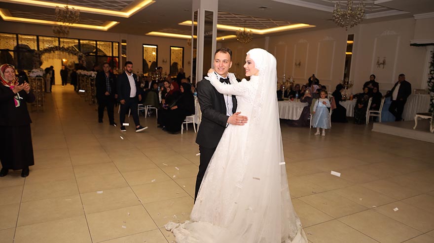 aleyna-ve-selamet-nacak-cifti-dunya-evine-girdi-14.jpg