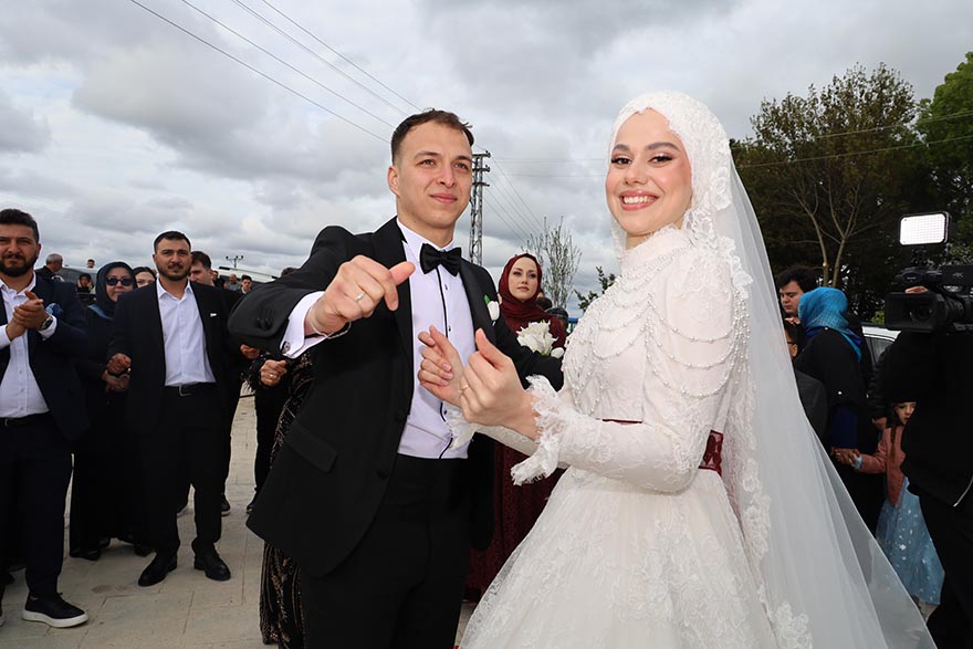 aleyna-ve-selamet-nacak-cifti-dunya-evine-girdi-23.jpg