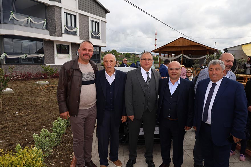 aleyna-ve-selamet-nacak-cifti-dunya-evine-girdi-24.jpg