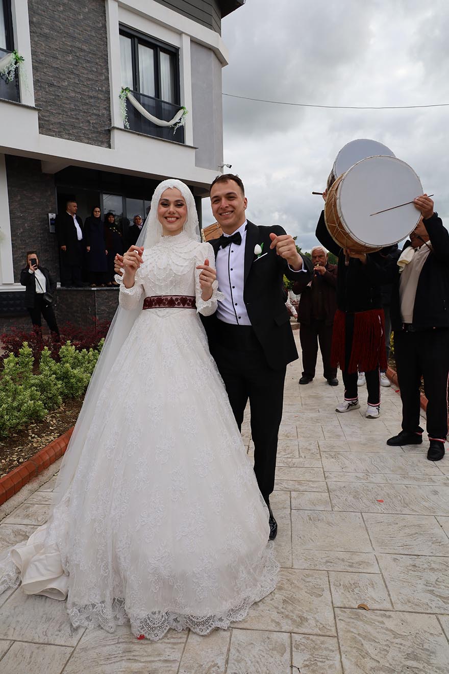 aleyna-ve-selamet-nacak-cifti-dunya-evine-girdi-25.jpg