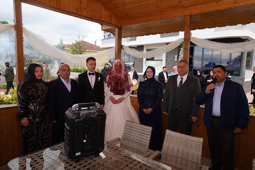 aleyna-ve-selamet-nacak-cifti-dunya-evine-girdi-28.jpg