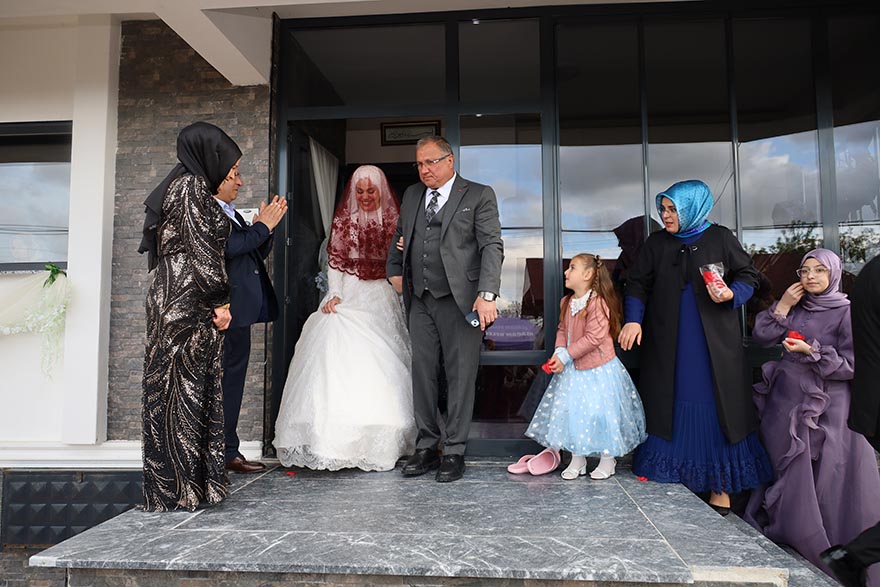 aleyna-ve-selamet-nacak-cifti-dunya-evine-girdi-29.jpg
