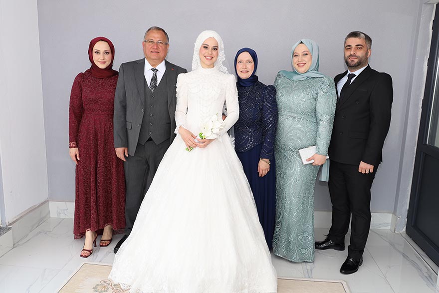 aleyna-ve-selamet-nacak-cifti-dunya-evine-girdi-34.jpg