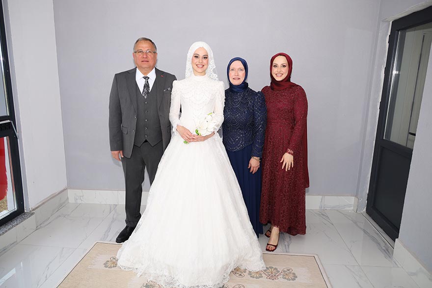 aleyna-ve-selamet-nacak-cifti-dunya-evine-girdi-35.jpg