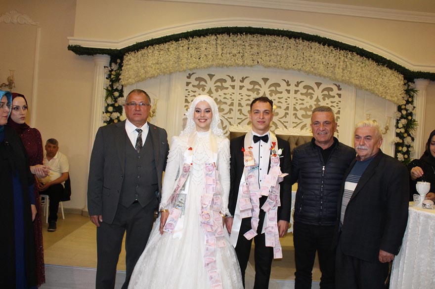 aleyna-ve-selamet-nacak-cifti-dunya-evine-girdi.jpg
