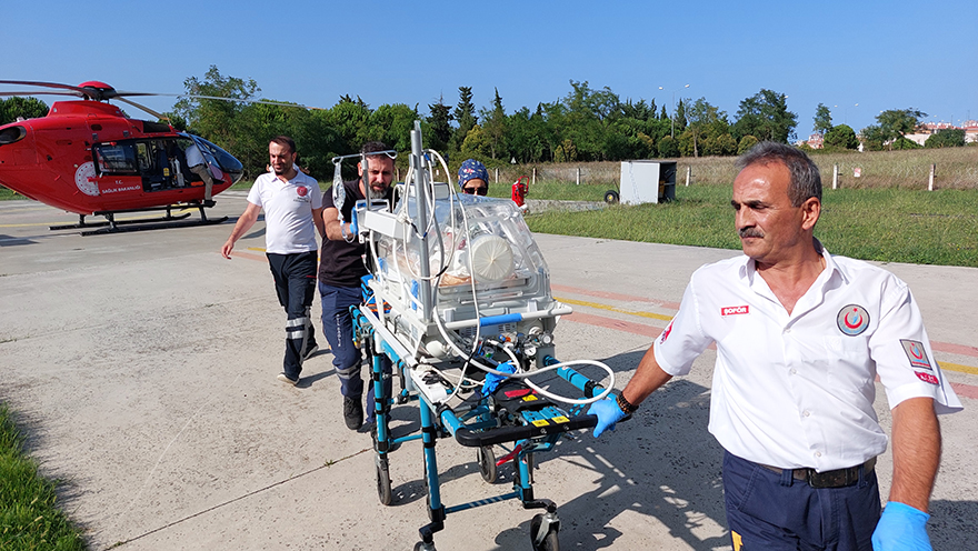 ambulans-helikopter-bafrada-9-aylik-bebek-ve-79-yasindaki-yasli-kadinin-yardimina-yetisti-4.jpg