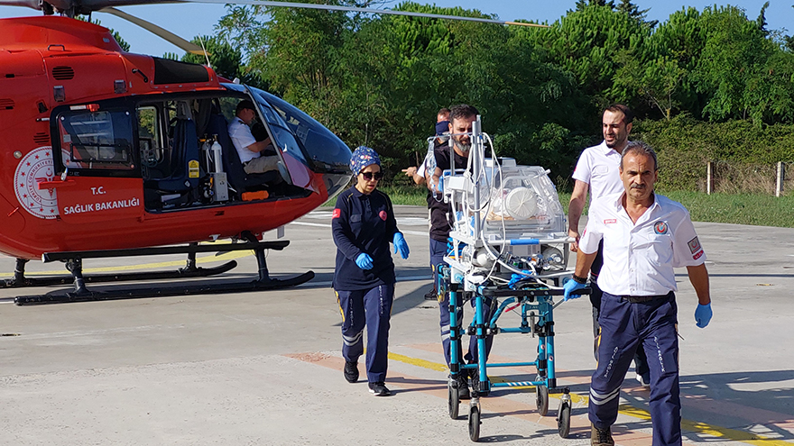 ambulans-helikopter-bafrada-9-aylik-bebek-ve-79-yasindaki-yasli-kadinin-yardimina-yetisti-6.jpg