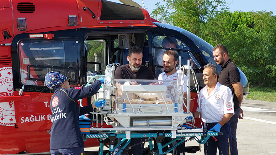 ambulans-helikopter-bafrada-9-aylik-bebek-ve-79-yasindaki-yasli-kadinin-yardimina-yetisti-7.jpg