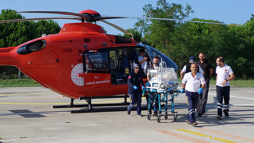 ambulans-helikopter-bafrada-9-aylik-bebek-ve-79-yasindaki-yasli-kadinin-yardimina-yetisti-9.jpg