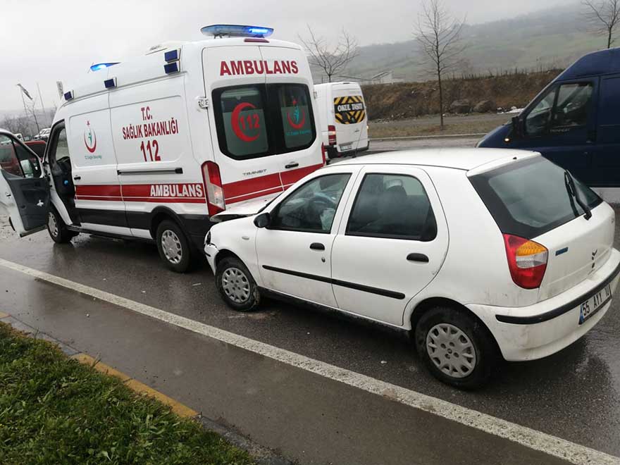 ambulans-ile-birlikte-5-arac-zincirleme-kaza-yapti-3.jpg