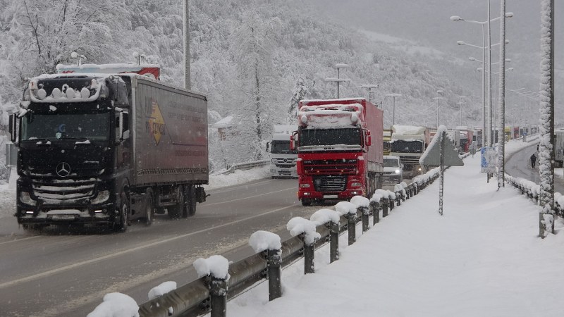 ankara-samsun-yolunda-kilometrelerce-tir-konvoyu-001.jpg