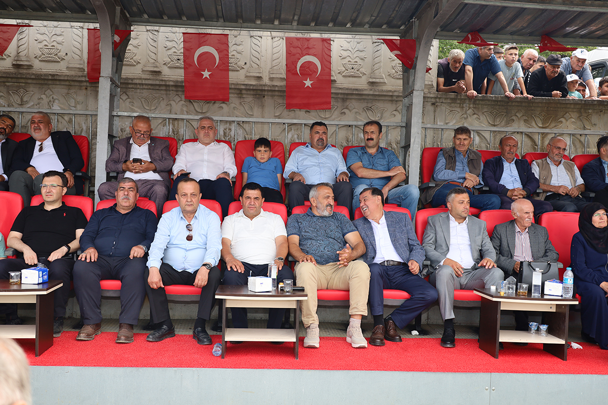 asarcikta-76-yillik-gelenek-orhan-okulunun-zaferiyle-taclandi-1200600-tasarim-yapsana-007.JPG