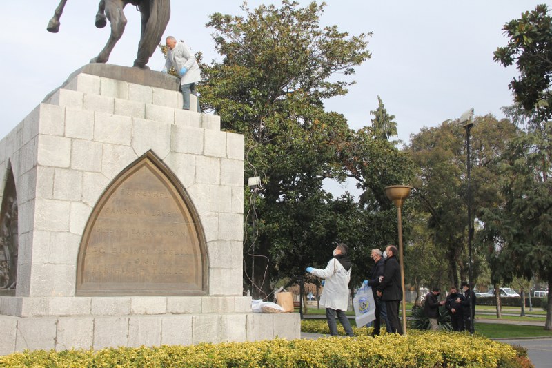 ataturk-anitina-urgan-baglayan-2-kisi-yakalandi-006.jpg