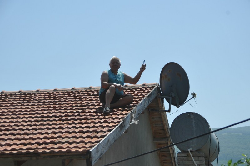  Yakakent'te Vatandaşlar cep telefonu ile görüşmelerini tepe ve çatılara çıkarak gerçekleştiriyor