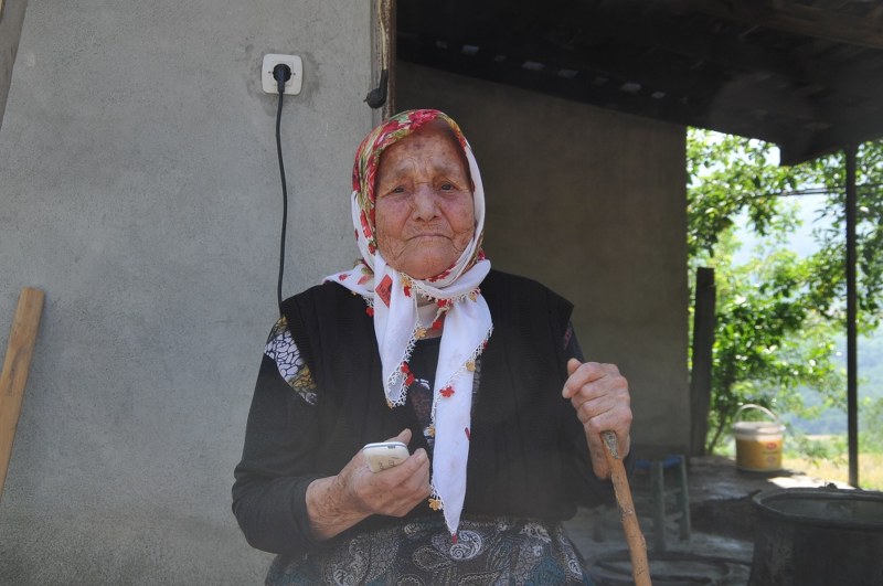  Yakakent'te Vatandaşlar cep telefonu ile görüşmelerini tepe ve çatılara çıkarak gerçekleştiriyor