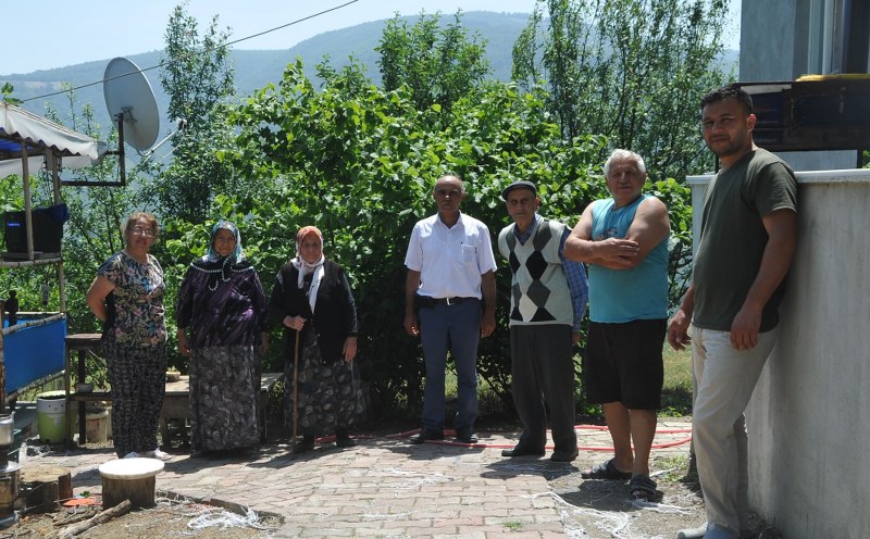  Yakakent'te Vatandaşlar cep telefonu ile görüşmelerini tepe ve çatılara çıkarak gerçekleştiriyor