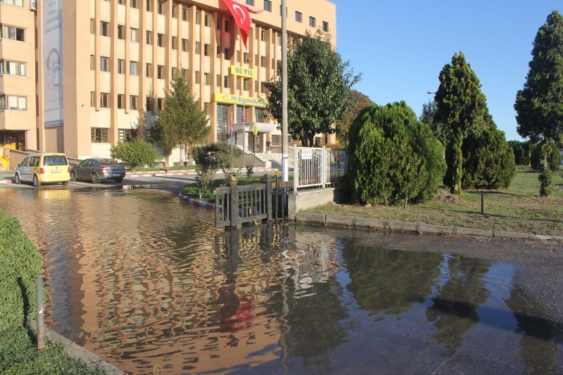 Su borusu patladı, PTT Başmüdürlüğü önü göle döndü