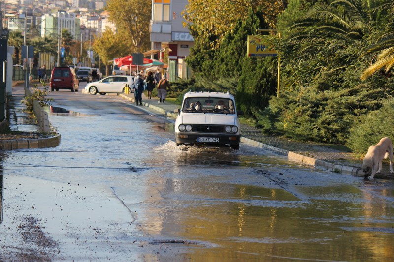 Su borusu patladı, PTT Başmüdürlüğü önü göle döndü