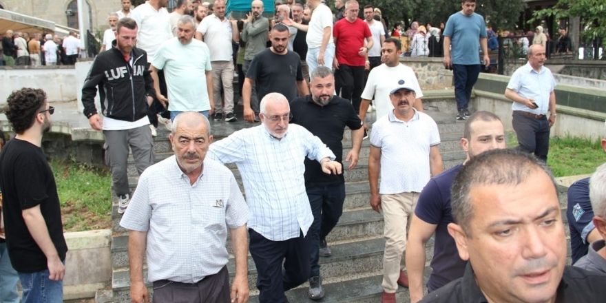 ayse-parlak-dualarla-defnedildi-2.jpg