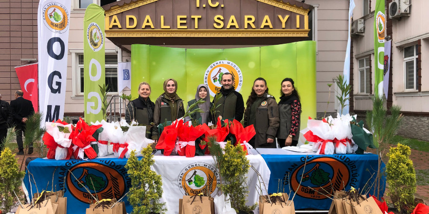 bafra-adalet-sarayi-onunde-fide-dagitildi-006.png