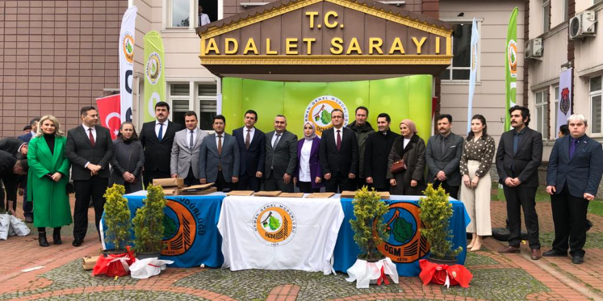 bafra-adalet-sarayi-onunde-fide-dagitildi-008.png