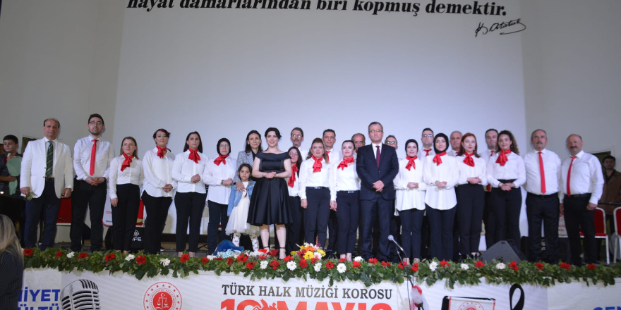 bafra-adliyesi-turk-halk-muzigi-korosu-tarafindan-19-mayis-genclik-konseri-verildi-002.png