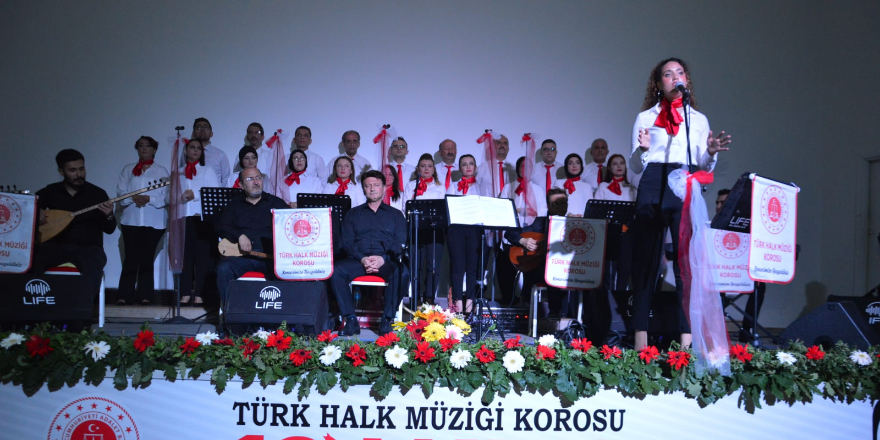 bafra-adliyesi-turk-halk-muzigi-korosu-tarafindan-19-mayis-genclik-konseri-verildi-005.png