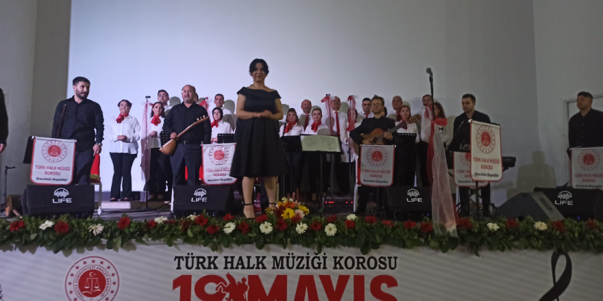 bafra-adliyesi-turk-halk-muzigi-korosu-tarafindan-19-mayis-genclik-konseri-verildi-011.png