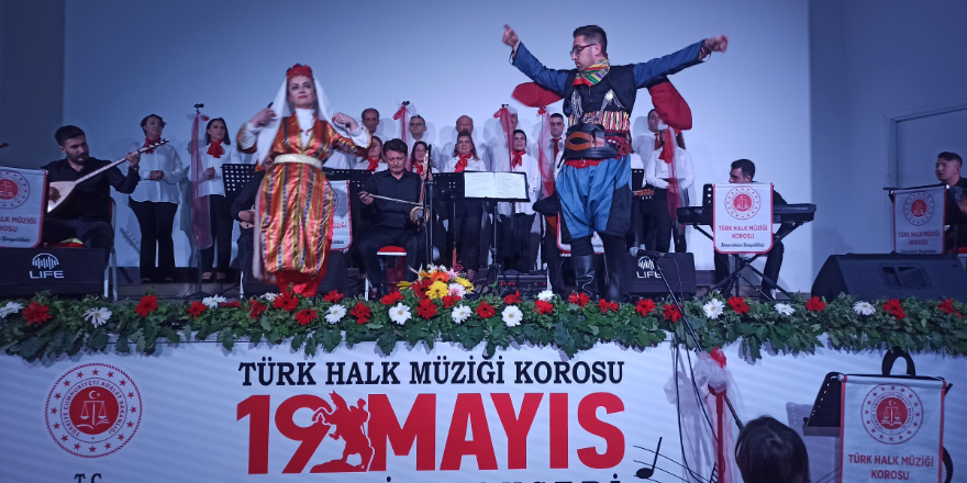 bafra-adliyesi-turk-halk-muzigi-korosu-tarafindan-19-mayis-genclik-konseri-verildi-014.png