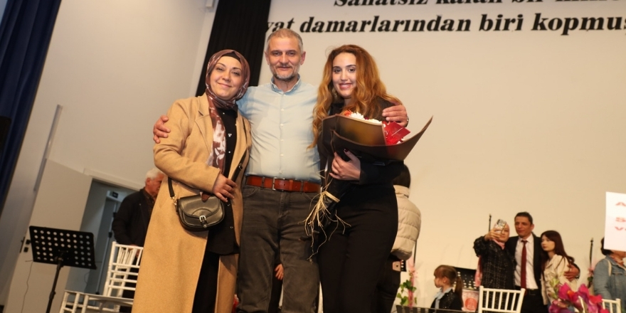 bafra-adliyesi-turk-halk-muzigi-korosundan-19-mayis-konseri-018.jpg