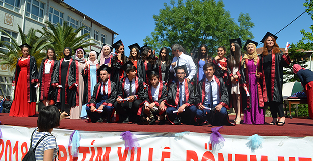 bafra-ataturk-anadolu-lisesinde-mezuniyet-cokusu-8.jpg