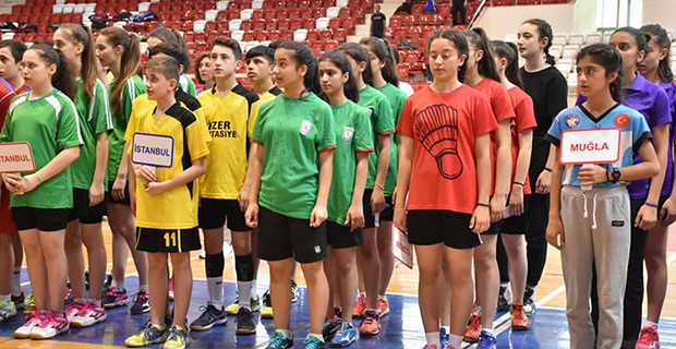 bafra-ataturk-ortaokulu-badminton-turkiye-ucuncusu-1.jpg