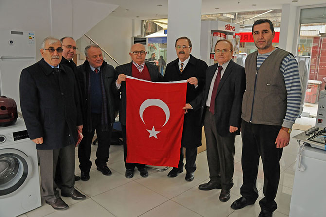 bafra-belediye-baskani-zihni-sahin-bayrak-dagitti-002.JPG