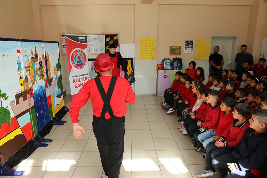 bafra-belediyesi-tiyatroyu-minik-yureklerle-bulusturmaya-devam-ediyor-005.jpg