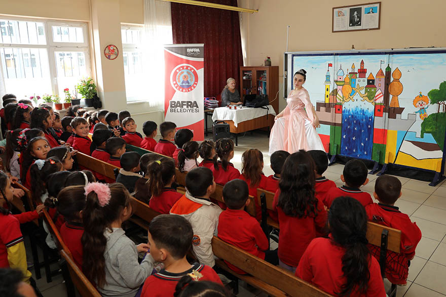bafra-belediyesi-tiyatroyu-minik-yureklerle-bulusturmaya-devam-ediyor-006.jpg