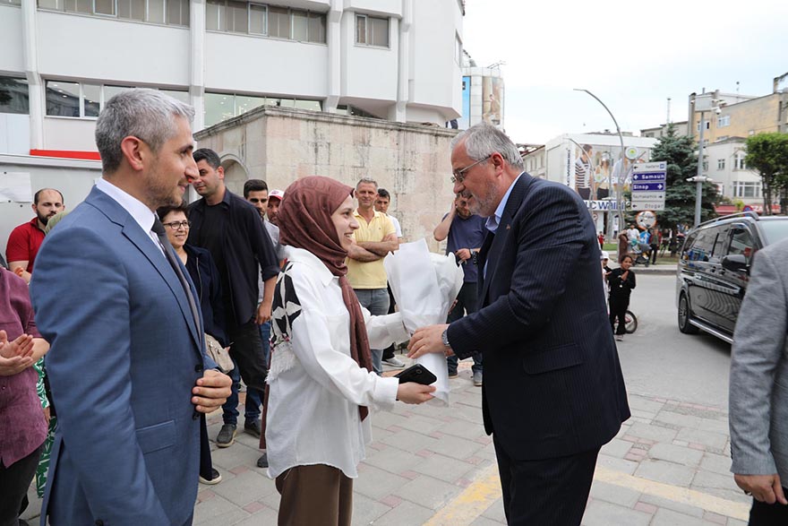 bafra-belediyesinde-iscilere-toplu-sozlesme-sevinci-2.jpg