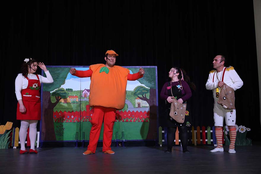 bafra-belediyesinden-cocuklara-portakal-cocuk-tiyatro-surprizi-001.jpg