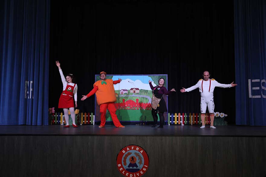 bafra-belediyesinden-cocuklara-portakal-cocuk-tiyatro-surprizi-004.jpg