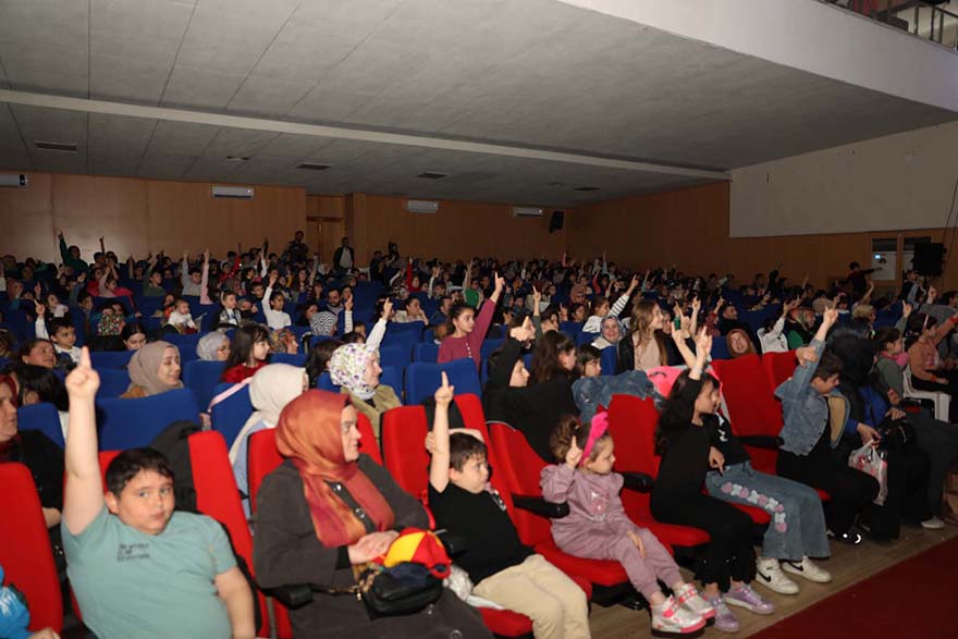 bafra-belediyesinden-cocuklara-portakal-cocuk-tiyatro-surprizi-005.jpg
