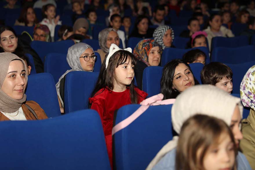 bafra-belediyesinden-cocuklara-portakal-cocuk-tiyatro-surprizi-006.jpg