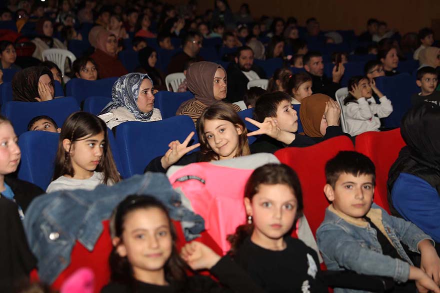 bafra-belediyesinden-cocuklara-portakal-cocuk-tiyatro-surprizi-007.jpg