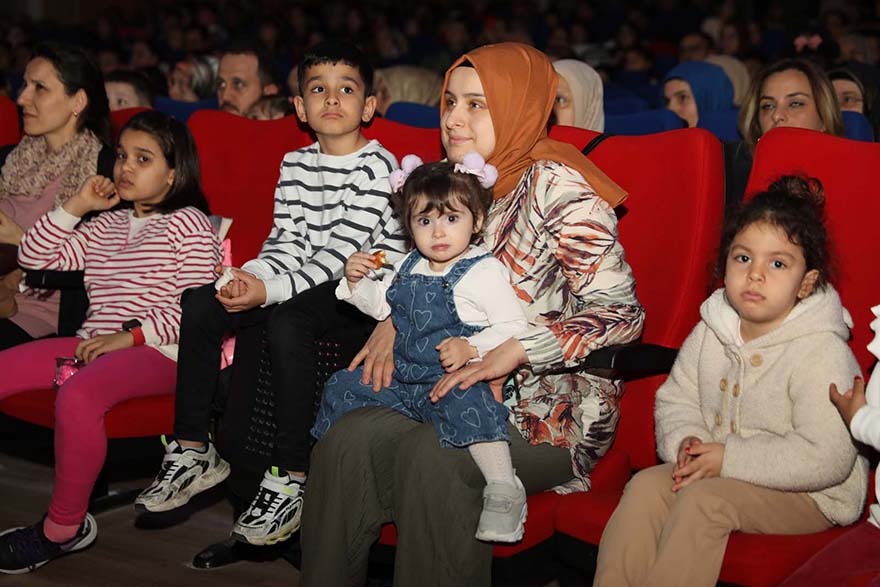 bafra-belediyesinden-cocuklara-portakal-cocuk-tiyatro-surprizi-008.jpg
