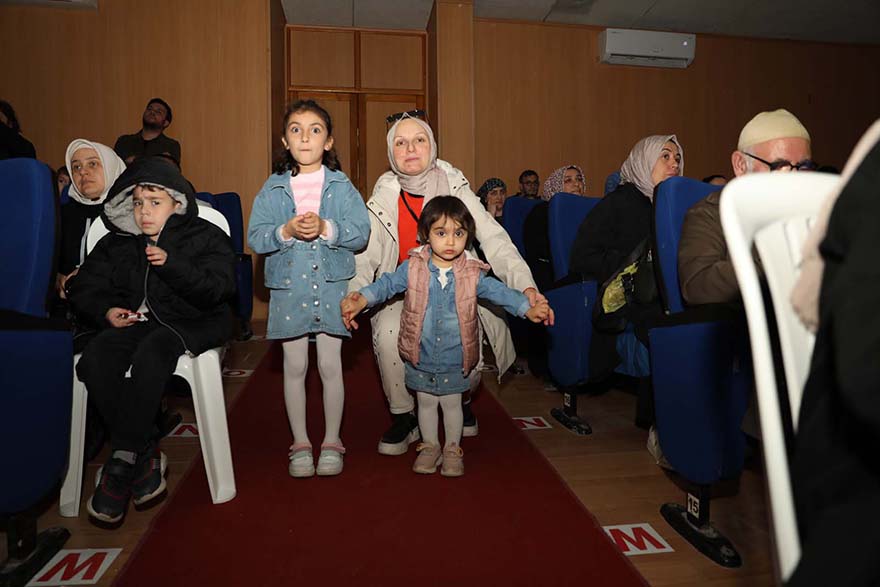 bafra-belediyesinden-cocuklara-portakal-cocuk-tiyatro-surprizi-009.jpg