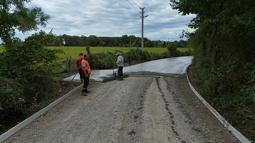 bafra-belediyesinden-kirsal-ulasima-kalici-cozum-beton-yol-atagi.jpg