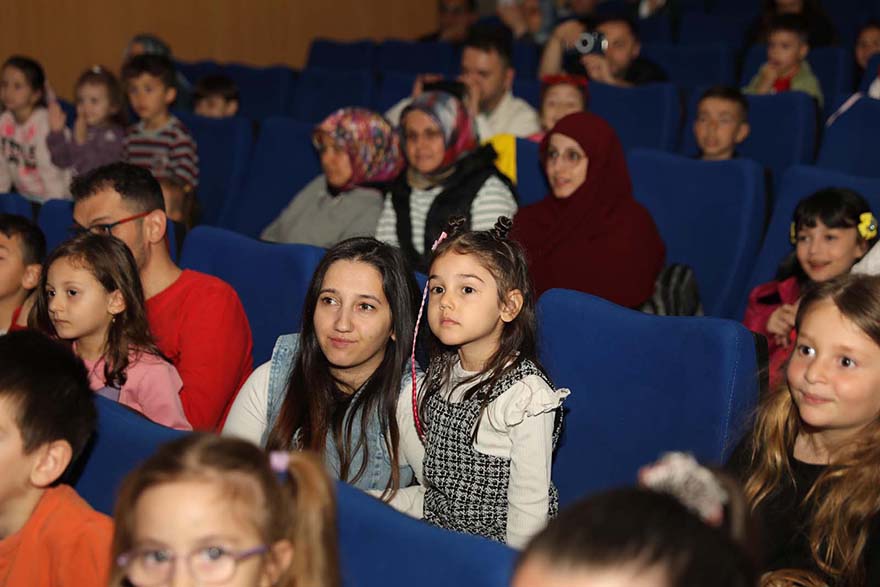 bafra-belediyesinden-miniklere-tiyatro-keyfi-3.jpg